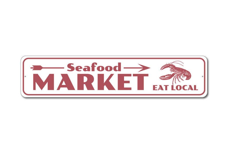 Op de afbeelding: Een wit rechthoekig bord met rode tekst en een pijl die naar rechts wijst. De tekst luidt "Seafood Market" en "Eat Local". Aan de rechterkant van het bord staat een rode kreeft-illustratie.