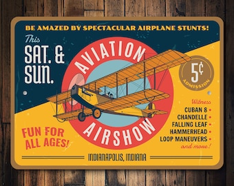 Peut inclure: Une affiche de style vintage annonçant un spectacle aérien d'aviation. L'affiche est jaune avec des accents rouges et bleus. Elle représente un avion biplan de dessin animé volant dans le ciel. Le texte sur l'affiche indique "This Sat. & Sun. AVIATION AIRSHOW Indianapolis, Indiana. Fun for all ages! 5¢ Admission. Witness Cuban 8, Chandelle, Falling Leaf, Hammerhead, Loop Manoeuvres, and more!"