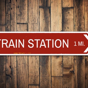 Cartello direzionale della stazione ferroviaria - Cartello in metallo con freccia ferroviaria vintage - Decorazione murale ferroviaria - Regalo per gli amanti dei treni - Targa rustica della stazione