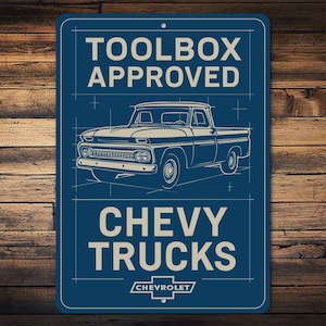 Peut inclure: Panneau métallique bleu rectangulaire avec un dessin au trait blanc d'un pick-up Chevy classique. Le panneau indique "TOOLBOX APPROVED" en haut et "CHEVY TRUCKS" en bas, avec le logo Chevrolet. Le fond est un motif de grain de bois.