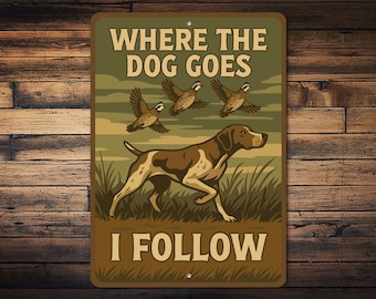 Może przedstawiać: Metalowy znak o tematyce myśliwskiej. Znak przedstawia brązowo-białego psa, trzy ptaki i napis "WHERE THE DOG GOES I FOLLOW" w stylu vintage.