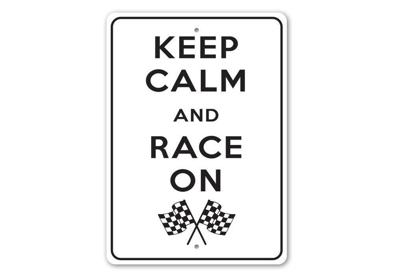 Letrero "Keep Calm Race On" (Mantén la calma, sigue corriendo), decoración para sala de carreras, letrero para corredores, decoración para el hogar relacionada con las carreras, decoración de carreras, amantes de las carreras, letrero "Keep Calm" (Mantén la calma), metal de calidad imagen 2