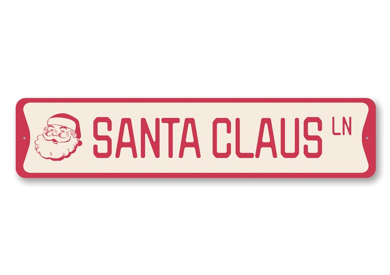 Op de afbeelding: Een rood en wit metalen bord met de tekst "SANTA CLAUS LN" en een cartoonafbeelding van de kerstman in de linkerbovenhoek.