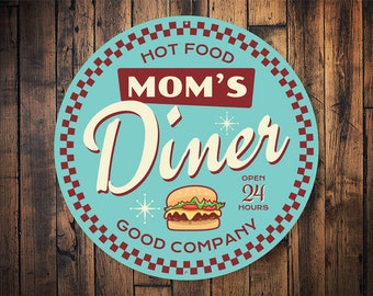 "MOM'S DINER" SIGN METAL NOVELTY WALL PLAQUE PLATE VINTAGE RETRO DECOR "MOM'S DINER" SIGN METAL NOVELTY WALL PLAQUE PLATE VINTAGE RETRO DECOR