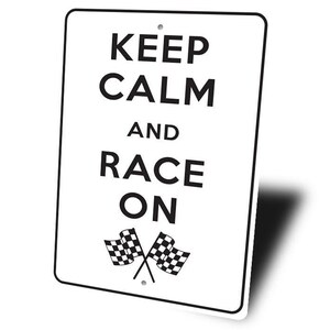 Letrero "Keep Calm Race On" (Mantén la calma, sigue corriendo), decoración para sala de carreras, letrero para corredores, decoración para el hogar relacionada con las carreras, decoración de carreras, amantes de las carreras, letrero "Keep Calm" (Mantén la calma), metal de calidad imagen 4