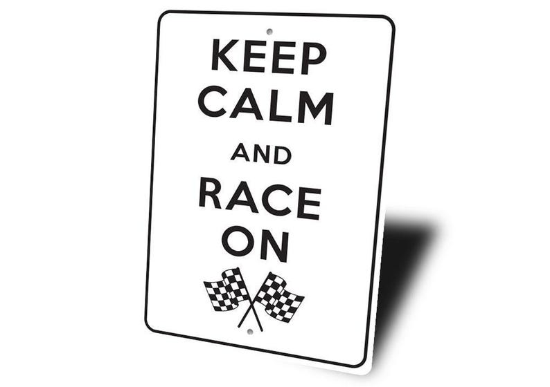 Letrero "Keep Calm Race On" (Mantén la calma, sigue corriendo), decoración para sala de carreras, letrero para corredores, decoración para el hogar relacionada con las carreras, decoración de carreras, amantes de las carreras, letrero "Keep Calm" (Mantén la calma), metal de calidad imagen 4