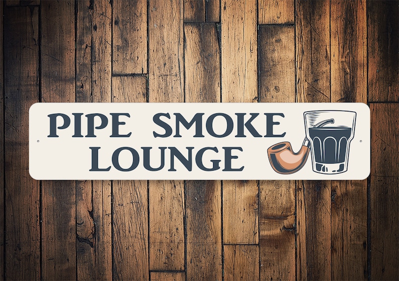 以下が含まれることがあります： 「PIPE SMOKE LOUNGE」と黒文字で書かれた白い長方形の看板。看板の右側には、茶色のパイプと暗い液体の入ったグラスが描かれている。