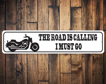 The Road Is Calling Sign, Straßenaufruf, Motorradschild, Motorrad fahren, Motorraddekor, Fahrradliebhaber, - Hochwertige Aluminiumdekoration