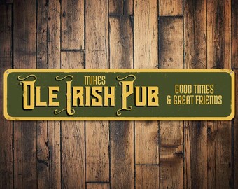 Puede incluir: Un letrero de metal verde y amarillo con el texto "Mike's Ole Irish Pub" y "Good Times & Great Friends".