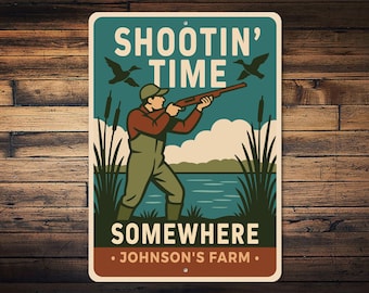 Może przedstawiać: Prostokątny metalowy znak z ilustracją w stylu vintage. Znak przedstawia myśliwego celującego z karabinu, ze słowami "SHOOTIN' TIME SOMEWHERE JOHNSON'S FARM". Paleta kolorów obejmuje turkusowy, brązowy i zielony.