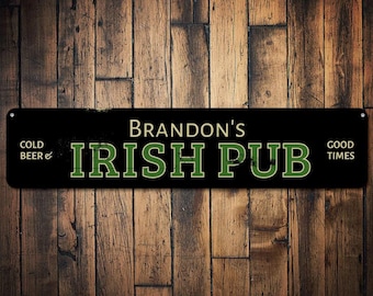 Puede incluir: Un letrero negro y verde con el texto "Brandon's Irish Pub" en blanco. El letrero también tiene el texto "Cold Beer" y "Good Times" en blanco.