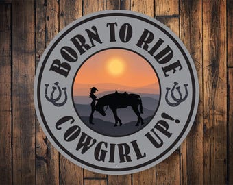 Letrero metálico "Born to Ride" - Arte mural "Vaquera" - Decoración ecuestre del oeste - Regalo ecuestre rústico - Letrero metálico para granero, establo, rodeo y rancho