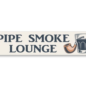 以下が含まれることがあります： 青い文字で「PIPE SMOKE LOUNGE」と書かれた白い看板。看板の右側には、茶色のパイプと暗い液体の入ったグラスが描かれている。