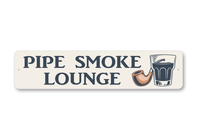 以下が含まれることがあります： 青い文字で「PIPE SMOKE LOUNGE」と書かれた白い看板。看板の右側には、茶色のパイプと暗い液体の入ったグラスが描かれている。