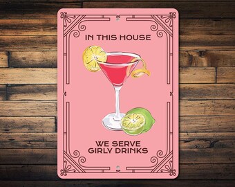 In This House serveren we Girly-drankjes, bord cocktailbar, decoratie thuisbar, cadeau cocktailliefhebber, cadeau mixologist - metalen kwaliteitsdecor