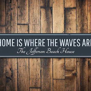 Cartello "Home Is Where Waves Are", cartello personalizzato con nome di famiglia, cartello personalizzato per casa sulla spiaggia, decorazione in metallo per la spiaggia, grandi onde - alluminio di qualità