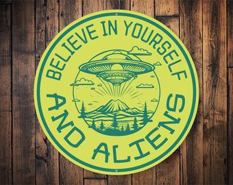 Letrero de Believe In Yourself And Aliens, decoración de extraterrestres, decoración de pared de extraterrestres, decoración de ovnis, regalos para la cueva del hombre, regalos únicos de extraterrestres, letrero de metal de calidad