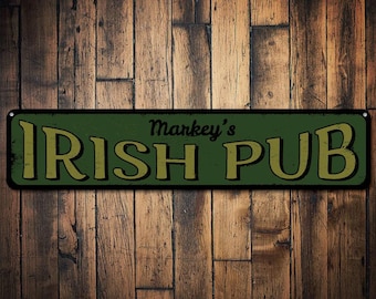 Puede incluir: Señal de metal verde con el texto "Markey's Irish Pub" en letras doradas.