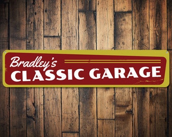 Puede incluir: Un letrero de metal amarillo y rojo con el texto "Bradley's CLASSIC GARAGE" en letras blancas.