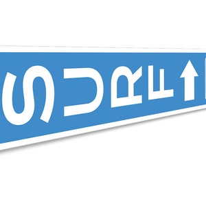 Pode incluir: Uma placa azul e branca com a palavra "SURF" e uma seta apontando para cima. Uma silhueta branca de uma pessoa caindo est&aacute; em uma pequena caixa &agrave; direita da seta.