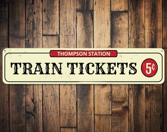 Bord treinkaartjes, bord gepersonaliseerd station 5 cent, bord aangepaste familienaam, decor trein minnaar man grot, decor trein, metalen muurkunst