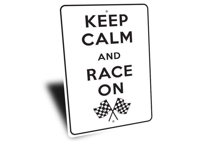 Letrero "Keep Calm Race On" (Mantén la calma, sigue corriendo), decoración para sala de carreras, letrero para corredores, decoración para el hogar relacionada con las carreras, decoración de carreras, amantes de las carreras, letrero "Keep Calm" (Mantén la calma), metal de calidad imagen 3