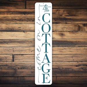 Kom binnen bij het Cottage Sign, Cottage Welkomstbord, Cottage Decor Cadeau, Cottage Welkom Decor, Inwijdingsfeest Cadeau, Verticaal Metalen Bord