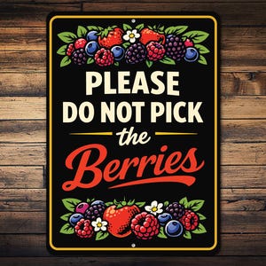 Könnte beinhalten: Rechteckiges schwarzes Metallschild mit gelbem Rand und dem Text "PLEASE DO NOT PICK the Berries" in Weiß und Rot. Das Schild ist mit Illustrationen verschiedener Beeren verziert.