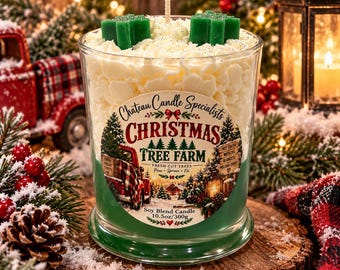 Puede incluir: Una vela de mezcla de soja verde en un frasco de vidrio transparente con cera blanca y adornos de cera en forma de árbol verde. La etiqueta dice Chateau Candle Specialists Christmas Tree Farm Fresh Cut Trees Pine Spruce Fir 300g.