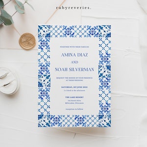 Bearbeitbare Hochzeitseinladungsvorlage, blaue Aquarell-Mittelmeer-Fliese, traditionelle Klassik, Hochzeit am Hochzeitsort, auf Leinwand bearbeiten, Z4