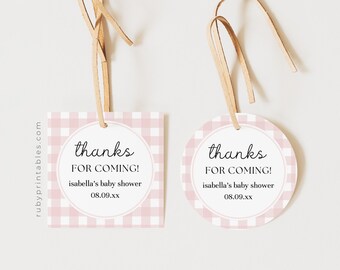 Peut inclure: Deux étiquettes de faveur pour une baby shower. L'une est carrée, l'autre ronde. Les deux ont un motif vichy rose et blanc et le texte "thanks FOR COMING!" avec les détails de l'événement. Elles sont suspendues par une ficelle beige.