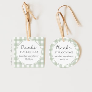 Puede incluir: Dos etiquetas de agradecimiento para baby shower en vichy verde y blanco. Una etiqueta es cuadrada y la otra es redonda. Ambas etiquetas tienen el texto "¡gracias por venir!" e "isabella's baby shower 08.09.xx".