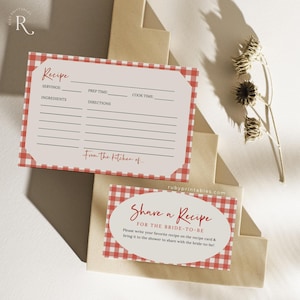 Może przedstawiać: Dwie karty z przepisami z czerwono-białym wzorem w kratkę. Jedna karta to szablon przepisu z polami na porcje, czas przygotowania, czas gotowania, składniki i instrukcje. Na drugiej karcie napisano "Share a Recipe for the Bride-to-Be".