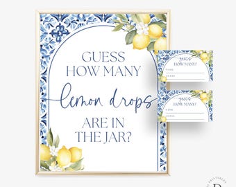 Peut inclure: Un panneau encadré et deux petites cartes avec un motif floral bleu et blanc et des citrons. Le panneau indique "Devinez combien de bonbons au citron il y a dans le bocal ?" avec un espace pour les devinettes. Les cartes ont un espace pour un nom et une devinette.