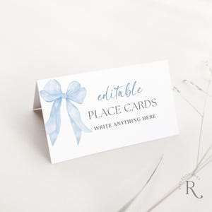 Modèle de marque-places avec ruban avec noeud bleu, baby shower, shower de bébé, étiquette de buffet de nourriture, tente pliée, carte de visite plate, minimaliste moderne