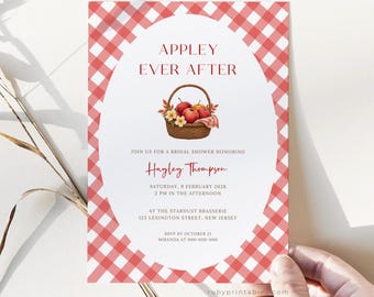 Puede incluir: Una invitación a una despedida de soltera con un borde de cuadros rojos y blancos. La invitación presenta el texto "APPLEY EVER AFTER" e incluye detalles del evento, como la fecha, la hora y el lugar. Una cesta de manzanas está en el centro.