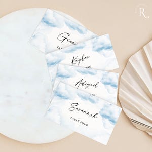 Plantilla de tarjeta de lugar con nubes azules, baby shower, despedida de soltera, etiqueta de buffet de comida, tarjeta de nombre plana con pliegues en forma de carpa, She's on Cloud 9