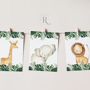 Puede incluir: Una taza de cerámica blanca con asa negra y el texto "But First, Coffee" en negrita negra. La taza se encuentra sobre un fondo borroso, sugiriendo un ambiente acogedor.