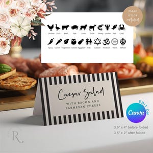 Könnte beinhalten: Eine Tischkarte mit schwarz-weißen Streifen mit dem Text "Caesar Salad mit Speck und Parmesan". Die Karte enthält Essenssymbole und ist 8,9 cm x 10,2 cm vor dem Falten, 8,9 cm x 5,1 cm nach dem Falten.