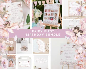 Può includere: Un set di file stampabili per una festa di primo compleanno a tema fata, in tonalità rosa e viola. Il set include un cartello di benvenuto, un collage fotografico, un topper per cupcake, un'etichetta per un favore, uno striscione, una scatola e un invito. Il design presenta una fata con le ali, fiori e farfalle.