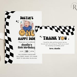 Convite de aniversário editável para um cara feliz com foto, cartão de agradecimento, modelo de convite, primeiro aniversário de menino, rosto sorridente amarelo minimalista