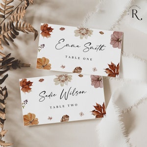 Modèle modifiable de marque-places floral bohème + icône de nourriture, marque-places minimalistes plats ou pliés, feuille d'érable séchée, cartes de visite de mariage