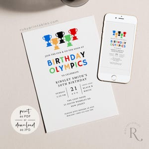 Könnte beinhalten: Weiße Einladungskarte und Smartphone mit dem Thema "Birthday Olympics". Die Einladung zeigt farbenfrohe Trophik-Grafiken und Veranstaltungsdetails, einschließlich Datum, Uhrzeit und Kleiderordnung. Das Smartphone spiegelt das Einladungsdesign wider.