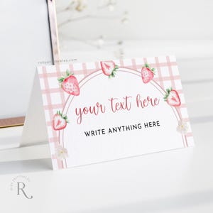 Plantilla editable para tarjeta de lugar, plana y acampanada, tarjeta de nombre para fiesta, etiqueta para buffet de comida, fresa rosa, cuadros vichy rosas, estética coqueta