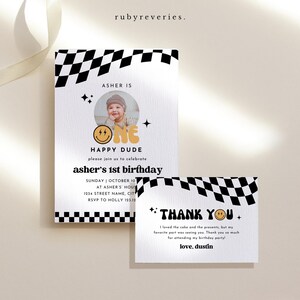 Convite de aniversário editável para um cara feliz com foto, cartão de agradecimento, modelo de convite, primeiro aniversário de menino, rosto sorridente amarelo minimalista