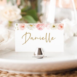 Modelo de cartão de lugar plano e com tenda editável, flores silvestres, cartões de nome, configuração de mesa, chá de panela, flor rosa blush, rótulo de comida