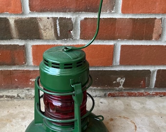 Linterna de queroseno de vidrio rojo Vintage Green Embury Warsaw NY No 40 Traffic Gard San Diego L0426