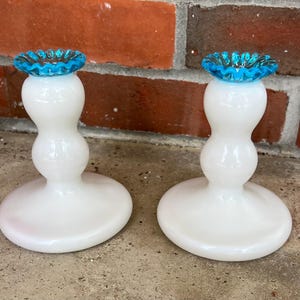Paar Vintage Fenton Art Glass Aqua Crest Ruffled Kerzenhalter Kerzenhalter L0525