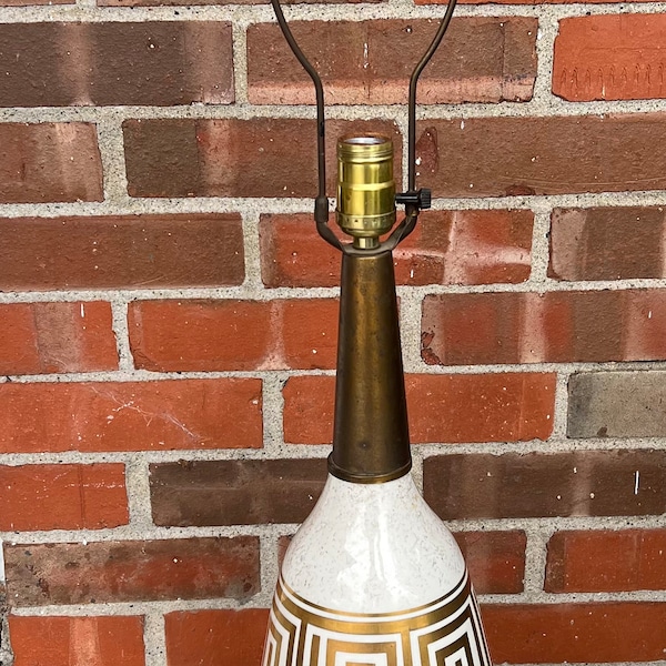 Vintage MCM Mid-Century Modern Hollywood Regency Ceramic & Brass Greek Key Motif Table Lamp L0124