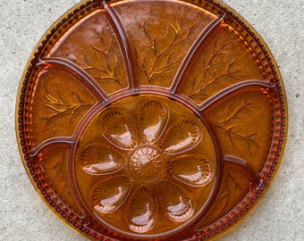 Talerz z bursztynowym drzewem życia lub liśćmi kamyków w stylu vintage MCM z Indiany w stylu mid-century modern z dodatkiem jajka faszerowanego